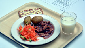 Priset på portionerna varierar. En portion skolmat som tillreds av centralköket Köökki