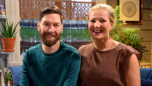 Jonas Sundström och Kylli Kukk. Jonas Sundström och Kylli Kukk sitter på soffan i Strömsö villan.