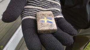Sweden-sytkäri on made in China, Elisa Väisänen toteaa. Leirintäalueen vakiotavaroita: sytkäri "Sweden" on "made in China".
