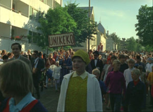 Unikeonpäivänä Naantalin kaupungissa viskataan virallinen Unikeko mereen. Naantali Unikeon päivänä 1973.