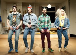 1980-lukulaisen teinihelvetin syövereissä Johannes Holopainen, Robert Enckell, Juho Milonoff ja Vilma Melasniemi. Veikko Nuutisen näytelmä Pasi was here KOM-teatterissa. Rooleissa Juho Milonoff, Johannes Holopainen, Vilma Melasniemi ja Johannes Holopainen.