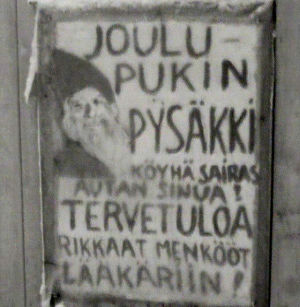 Kyltti kansanparantaja Niilo Ollilaisen ovessa toivottaa köyhät ja sairaat tervetulleeksi ja käskee rikkaiden menemään lääkäriin. Parantaja Niilo Ollilaisen ovessa oleva kyltti (1967)