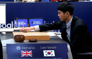 Go-mestari Sedol vaikeassa paikassa. En av världens bästa Go-spelare, Lee Se-dol, placerar sin första spelpjäs på spelbredän då han inleder den tredje matchen mot datorprogrammet AlphaGo.den 12 mars i Seoul.