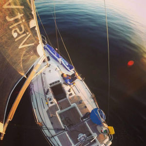 Det kan bli lite ensamt på den 31 fot (alltså 9,4 meter) långa båten, men det stör inte Michael. Michael Wahlroos ensam på sin segelbåt, mitt ute på havet.