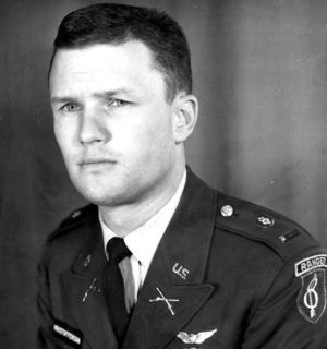 Den unge helikopterpiloten Kris Kristofferson. Tidigt 60-tal. Ungdomsfotografi av Kris Kristofferson i US Ranger-uniform