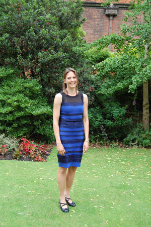 Helen Czerski yllään "The Dress" eli Internetissä vuonna 2015 kuohuttanut mekko, jonka väristä kiisteltiin ankarasti Helen Czerski yllään "The Dress" eli Internetissä vuonna 2015 kuohuttanut mekko, jonka väristä kiisteltiin ankarasti