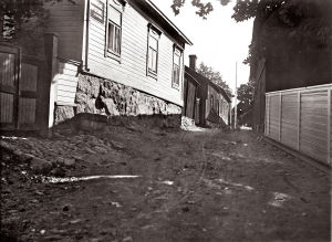 Bild från Långgatan i Ekenäs för länge sedan. OBS! Får användas endast i artiklar som berör fotograf Vidar Lindqvist.