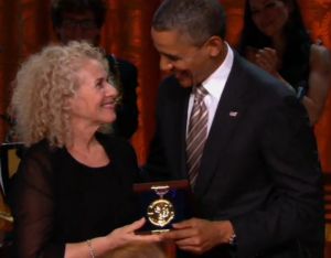 Barack Obama ojensi Carole Kingille Gershwin-palkinnon. Carole King saa Barack Obamalta Gershwin-palkinnon vuonna 2013.
