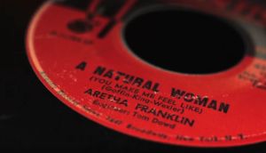 Aretha Franklin levytti singlen A Natural Woman Atlantic-levymerkille vuonna 1967. Kuva Aretha Franklinin singlestä Natural Woman. Kuva dokumentista Carole King: Natural Woman.