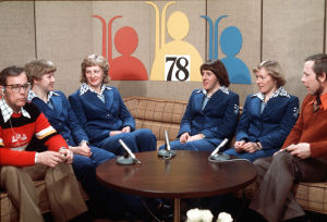 Lahden MM-kisojen kisastudiossa haastateltavina Taina Impiö, Marja-Liisa Hämäläinen, Hilkka Riihivuori ja Helena Takalo 1978. Lahden MM-kisojen kisastudiossa haastateltavina Taina Impiö, Marja-Liisa Hämäläinen, Hilkka Riihivuori ja Helena Takalo 1978.