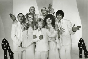 Esko Hukkanen, Eeva Litmanen, Niko Saarela, Pirjo Bergström ja Robin Relander. Takana Kari Heiskanen ja Pirkka-Pekka Petelius Esko Hukkanen, Eeva Litmanen, Niko Saarela, Pirjo Bergström ja Robin Relander. Takana Kari Heiskanen ja Pirkka-Pekka Petelius.