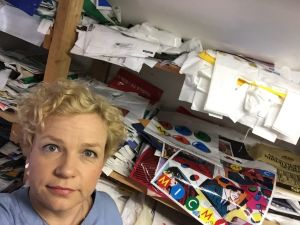 Salatut museot -sarjassa Minna Joenniemi vieraili muun muassa Muovikassimuseossa. "Jos perustaisin museon, niin se esittelisi kuvakokoelmaani kampaamojen mainosteipeistä." Minna Joenniemi Muovikassimuseossa
