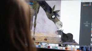 Linda Bondestam under arbetet med att illustrera bilderboken om ponnyn Rosabel. Linda Bondestam illustrerar vid datorn