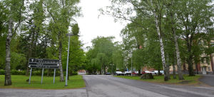 Väg och träd i kanten av vägen vid Kuppis sjukhus.