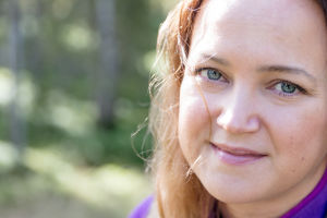 Katja Savilakso katsoo suoraan kameraan lähikuvassa.
