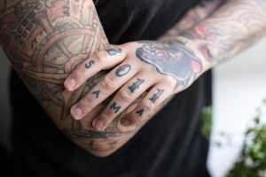 Lähikuva Natalia Tolmatsovan vasemman käden tatuoinneista.