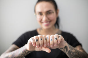 Lähikuva Natalia Tolmatsovan IHASSAMA-sormitatuoinnista.