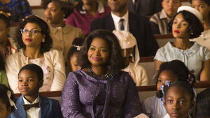 Octavia Spencer Oscarnominerades för sin insats som Dorothy Dorothy och Mary sitter i kyrkbänken.