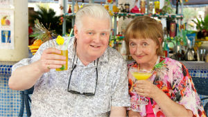 Donald (Kenny Ireland) ja Jacqueline Stewart (Janine Duvitski) osaavat ottaa ilon irti. Suosikkisarjasta Benidorm nähdään kesän aikana uudet kuudes ja seitsemäs tuotantokausi.