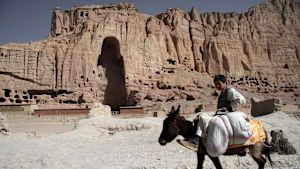 Foto från Bamiyandalen i Afghanistan. En afghansk pojke som rider på en åsna passerar Bamiyan där en av de enorma Buddha-statyerna stod innan de förstördes 2001.