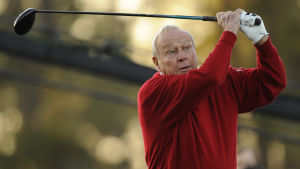 Flera stora namn inom golfen reagerade snabbt på Arnold Palmers dödsfall. Arnold Palmer håller ögonen på bollbanan med sin driver höjd över axeln.