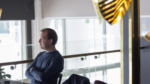 Staffan kommer väl ihåg hur det kändes när han kom till Dragsvik. En man som sitter i ett kafé och tittar ut genom fönstret.