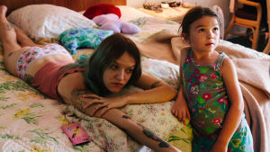 ”The Florida Project” har ett tydligt socialt ärende: att skapa medvetenhet kring den dolda hemlösheten i USA. Halley (Bria Vinaite) och dottern Moonee (Brooklynn Prince)