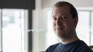Staffan känner en oro som nästan aldrig försvinner. En man som sitter i ett kafé. Han har på sig en blå tröja, och tittar in i kameran.
