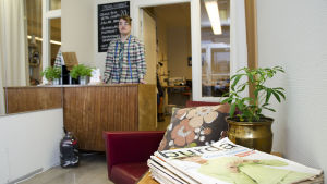 Antons stil kan beskrivas som retro - något som också syns i inredningen i ateljén. Anton West i sin syateljé som är inredd med möbler från 50- och 60-talet.