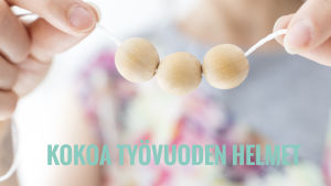 Grafiikkuva: käsissä pidetään helminauhaa. Helmien alla lukee teksti: Kokoa työvuoden helmet.