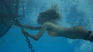 Pröva inte detta hemma! Veckans premiärfilm The Shallows visar än en gång att det sällan är en god idé att ge sig ut på okända vatten på egen hand. Nancy (Blake Lively) dyker och håller i en kedja av kätting som är fast vid en boj.