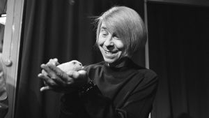 Kirjailija ja kuvataiteilija Tove Jansson. Kirjailija ja taiteilija Tove Jansson pitelee kädessään pientä eläintä (mahdollisesti hiiri).