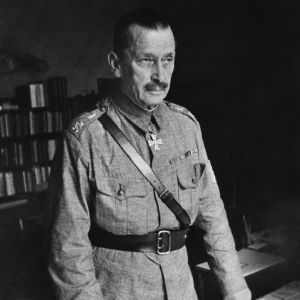 Luulen, että hän oli todella väsynyt koko elämään ja taakkoihin, jotka hän oli joutunut kantamaan, Eve Hietamies pohtii iäkästä Mannerheimia. Marsalkka Carl Gustaf Emil Mannerheim päämajassa kesällä 1941
