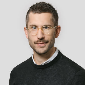 Alexander Rozental porträttbild av alexander rozental. han bär en mörk tröja och har glasögon med genomskinliga plastbågar i en gulaktig färgnyans.