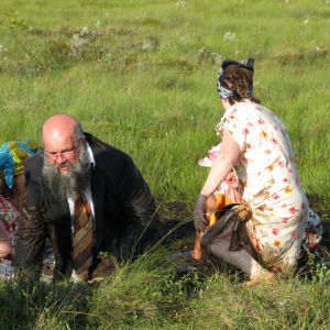 Kari Tykkyläinen nousee suosta, naisia ympärillä