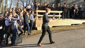 Teknologorkestern Humpsvakar och ett femtiotal teknologer hade samlats för att bevittna evenemanget. Publik och orkestern Humpsvakar.