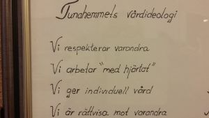 Dagens personal har en gemensam vårdideologi för sitt viktiga jobb Tunahemmets vårdideologi finns som tavla i åldringshemmet i Snappertuna