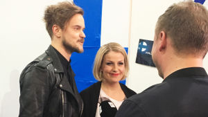 Lasse och Leena vid logen strax efter semifinalen. Man och kvinna intervjuas