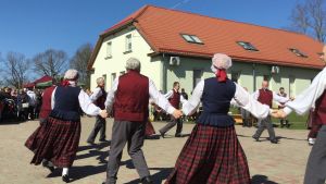 Dans kan hjälpa mot dålig psykisk hälsa Lettisk folkdans, en grupp pensionärer som uppträder i solen.