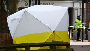 Den bänk där Sergej och Julia Skripal hittades förra veckans söndag stod fortfarande tältbeklädd, avspärrad och bevakad på tisdagen. Den bänk där Sergej och Julia Skripal hittades förra veckans söndag stod fortfarande tältbeklädd, avspärrad och bevakad på tisdagen.