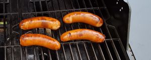 Korven ska ha mycket kött för att intressera konsumenterna i dag. Grillkorv på grillen.