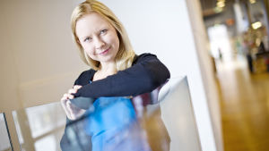 Elina Lappalainen nojaa lasikaiteeseen