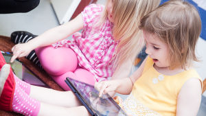 Lapset pelaavat Pikku Kakkosen uutta sovellusta tabletilla.