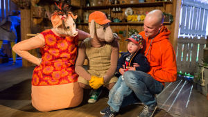 Isa Gris och fåret Bärtil får besök. Fåret Bärtil får besök av en pojke och hans pappa.