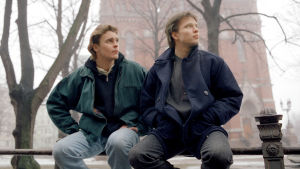 Luotoloita ja Mäkimaita yhdistää perheen poikien Teemun ja Jannen ystävyys. Teemu Luotola (Ville Keskilä) ja Janne Mäkimaa (Misa Nirhamo) vuonna 1995.