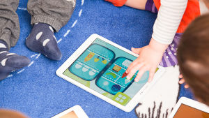 Lapset pelaavat Pikku Kakkosen uutta sovellusta tabletilla.