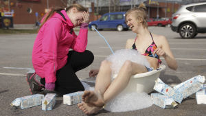 I maj 2015 inledde Hajbo nedräkningen inför sommarlovet med en sommarlovsjulkalender. Elina och Lisa testade fenomen ur kända sagor. fr.v. Elina och Lisa