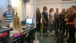 Kruununhaan 7. musiikkiluokka harjoittelee keikkaa varten opettajansa Ville Kervisen johdolla. Kruununhaan 7. musiikkiluokka harjoittelee.