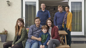 Etusivissä Rebecca Hughes (Molly Wright), Paul Hughes (Lee Ingleby), Joe Hughes (Max Vento) ja lison Hughes (Morven Christie), takana Maurice Scott (Christopher Eccleston), Eddie Scott (Greg McHugh) ja Nicola Daniels (Vinette Robinson). Kuusiosainen brittisarja on herkkä kuvaus perheestä, joka joutuu kohtaamaan lapsensa erityislaatuisuuden.