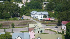 Det handlar om detaljplanen kring en underfart istället för en övergång som nu vid järnvägen. Rälsbussen vid fotgängarövergången mot Kadermogatan i Hangö